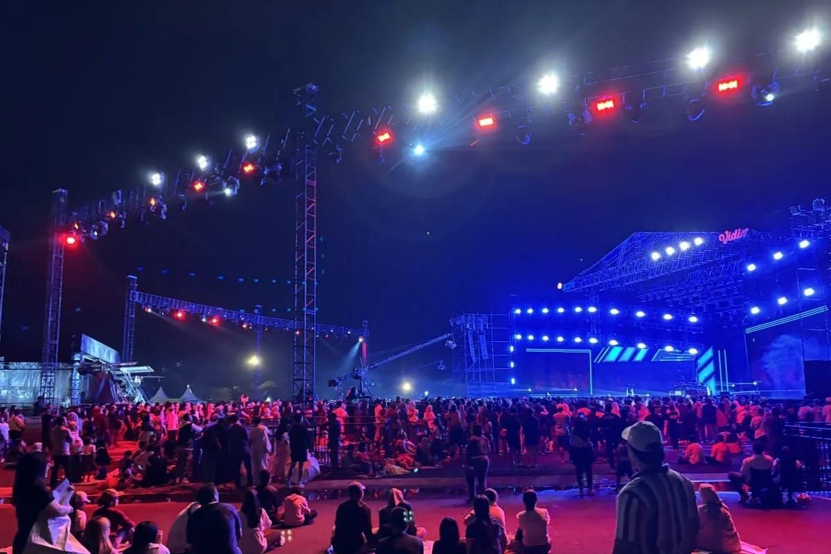 Pantai Karnaval Ancol yang menampilkan konser musik yang akan diisi Dewa 19 dan band lainnya di Jakarta, Rabu 31 Desember 2025. <b>(Antara)</b>