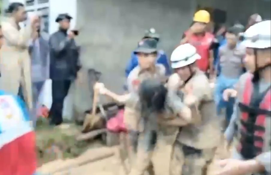 Evakuasi korban oleh petugas kepolisian. 