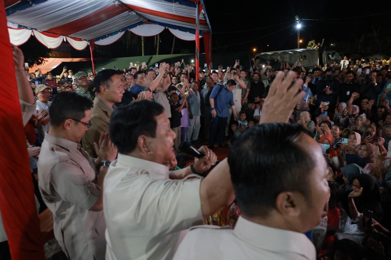 Presiden Republik Indonesia Prabowo Subianto menghabiskan malam pergantian tahun menuju 2026 di Desa Batu Hula, Kecamatan Batang Toru, Kabupaten Tapanuli Selatan pada Rabu, 31 Desember 2025 <b>(Bakom)</b>