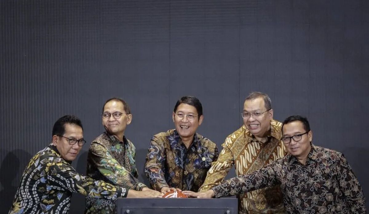 Dirut Bursa Efek Indonesia (BEI) Iman Rachman (kedua kanan), Kepala Eksekutif Pengawas Pasar Modal, Keuangan Derivatif, dan Bursa Karbon merangkap Anggota Dewan Komisioner Otoritas Jasa Keuangan (OJK) Inarno Djajadi (tengah), Dirut Kustodian Sentral  <b>(Antara)</b>