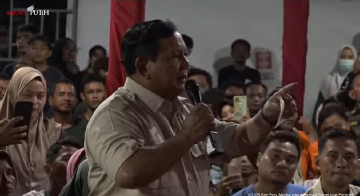 Presiden RI Prabowo Subianto merayakan malam pergantian tahun 2026 bersama warga pengungsi terdampak bencana di Desa Batuhula, Kecamatan Batang Toru, Kabupaten Tapanuli Selatan, Sumatera Utara, Sumatera Utara <b>(Istimewa)</b>