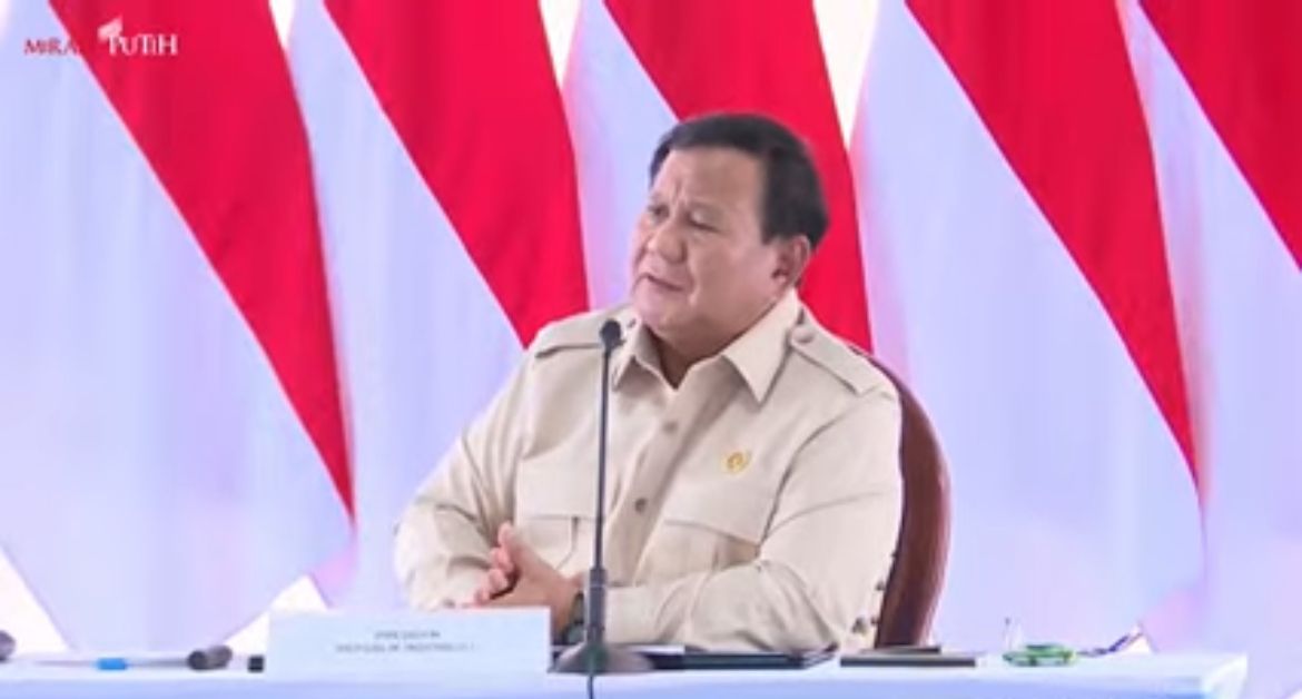 Prabowo Pimpin Rapat Koordinasi Usai Tinjau Lokasi Bencana di Aceh Tamiang <b>(Sekretariat Presiden)</b>