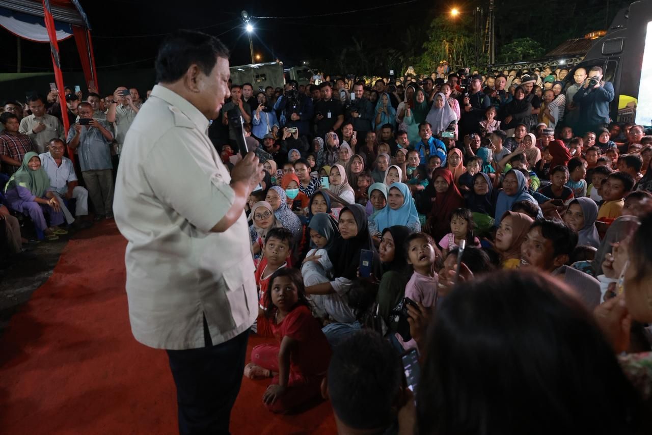 Presiden Republik Indonesia Prabowo Subianto menghabiskan malam pergantian tahun menuju 2026 di Desa Batu Hula, Kecamatan Batang Toru, Kabupaten Tapanuli Selatan pada Rabu, 31 Desember 2025 <b>(Bakom)</b>