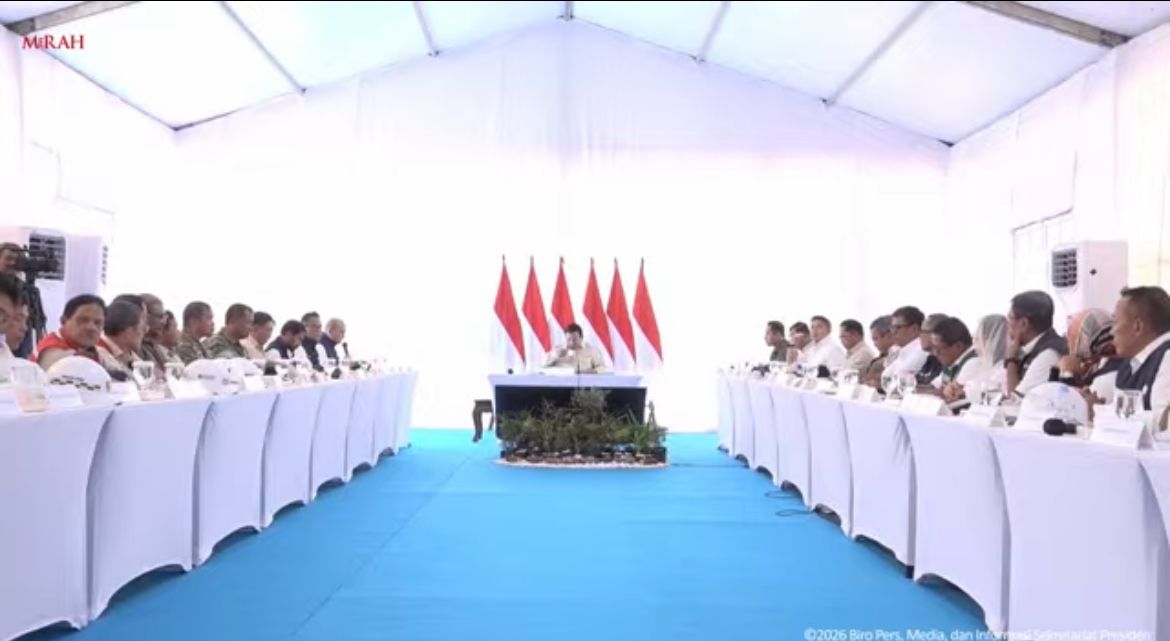 Prabowo Pimpin Rapat Koordinasi Usai Tinjau Lokasi Bencana di Aceh Tamiang <b>(Sekretariat Presiden)</b>
