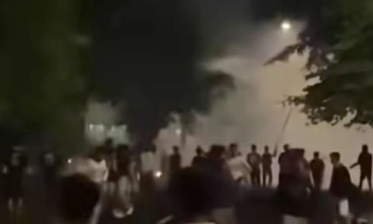 Tawuran dua kelompok remaja di kawasan Flyover Klender, Duren Sawit, Jakarta Timur, Kamis, 1 Desember 2026 dini hari. (ANTARA/Instagram/@jakarta.terkini). <b>(Antara)</b>