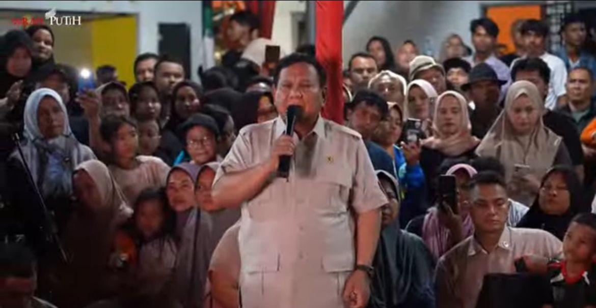 Presiden RI Prabowo Subianto merayakan malam pergantian tahun 2026 bersama warga pengungsi terdampak bencana di Desa Batuhula, Kecamatan Batang Toru, Kabupaten Tapanuli Selatan, Sumatera Utara <b>(Istimewa)</b>