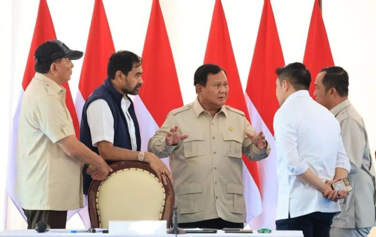 Presiden Prabowo Subianto (tengah) memberikan instruksi kepada Menteri Pertahanan Sjafrie Sjamsoeddin (kiri), Gubernur Aceh Muzakir Manaf (dua kiri), Menteri Sekretaris Negara Prasetyo Hadi (dua kanan), dan Sekretaris Kabinet Teddy Indra Wijaya (kana <b>(Antara)</b>