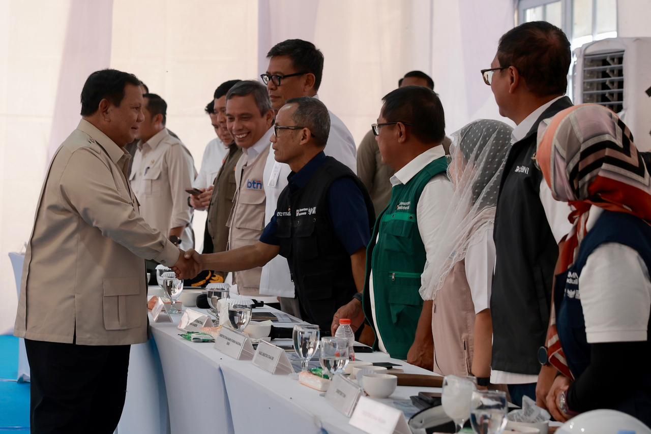 Presiden RI Prabowo Subianto meninjau pembangunan Huntara, pada Kamis, 1 Januari 2026. <b>(Sekertariat Presiden)</b>