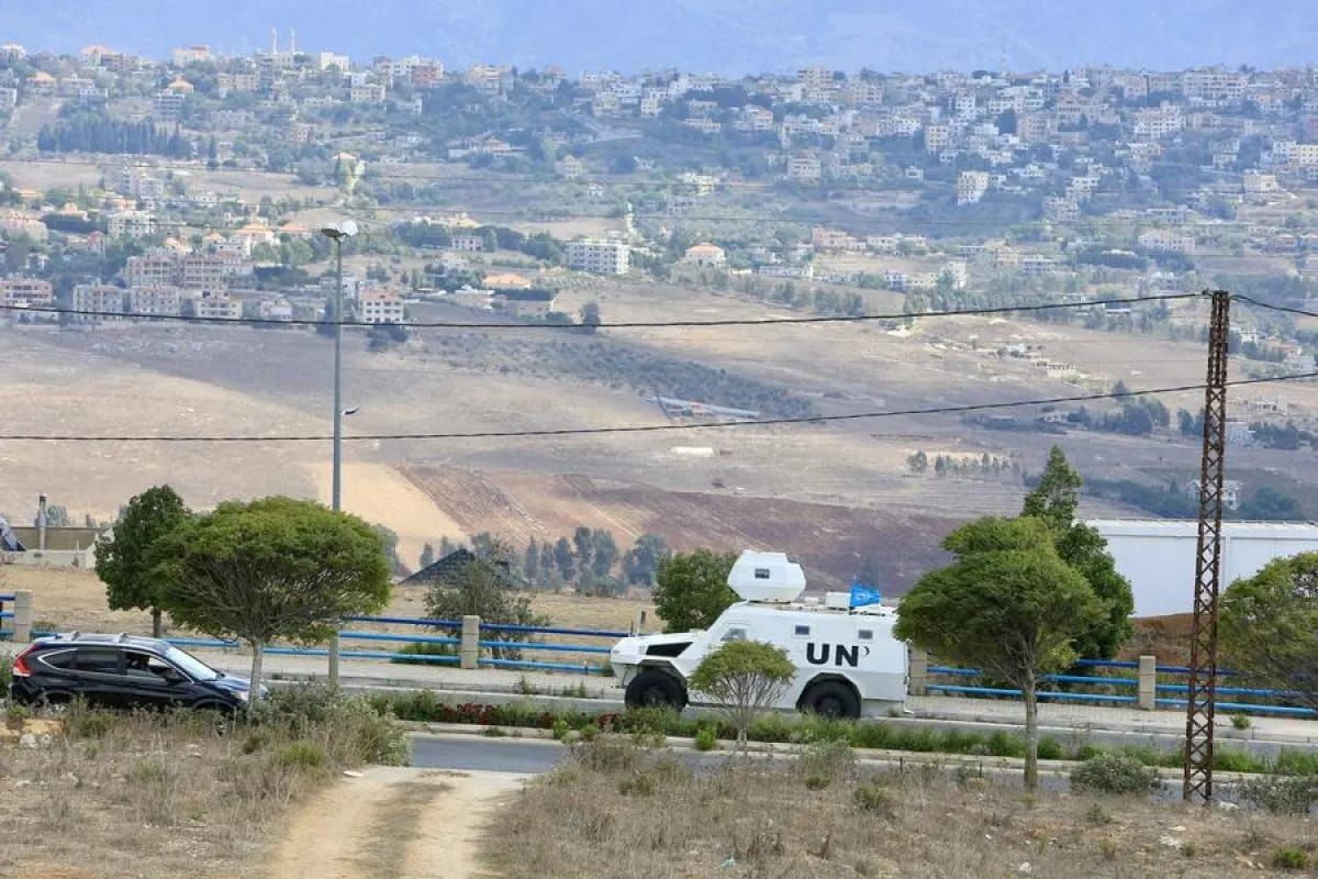 Sebuah kendaraan patroli UNIFIL melintas di Marjeyoun, Lebanon selatan pada 22 September 2024. (Xinhua/Ali Hashisho) <b>(Antara)</b>