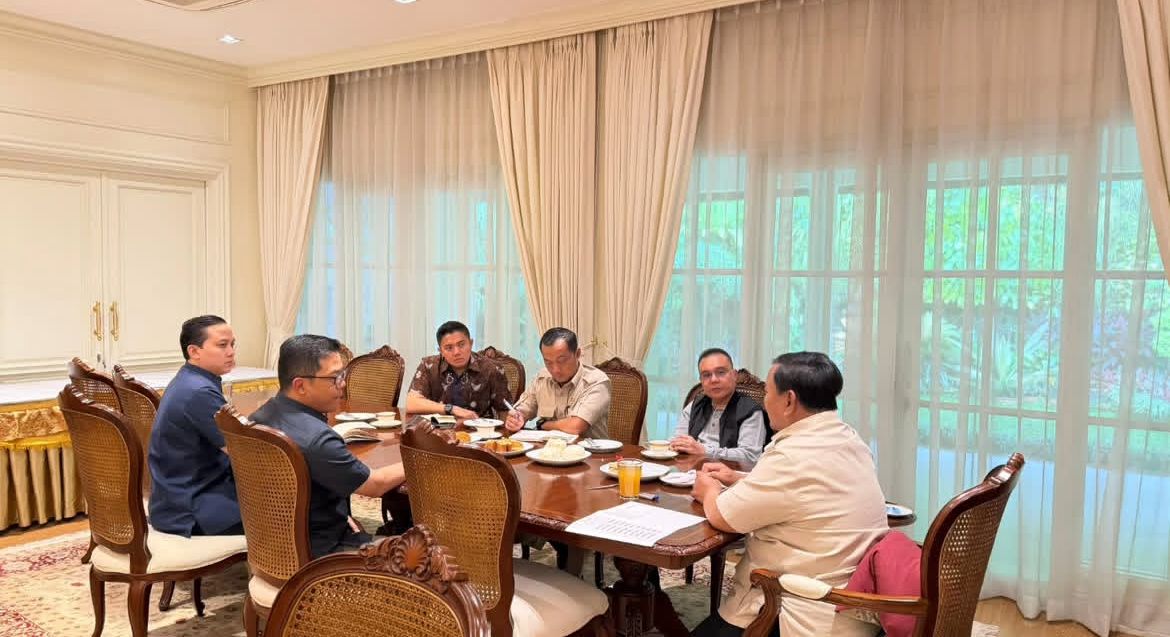 Prabowo Subianto dengan Wakil Ketua DPR Sufmi Dasco Ahmad, Menteri Sekretaris Negara (Mensesneg) Prasetyo Hadi, Menteri Luar Negeri (Menlu) Sugiono, serta Sekretaris Kabinet (Seskab) Teddy Indra Wijaya <b>(Instagram Sekretariat Kabinet)</b>