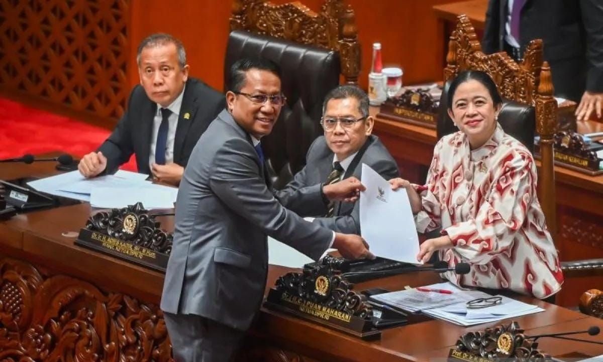 Menteri Hukum Supratman Andi Agtas (kedua kiri) menyerahkan berkas pendapat akhir kepada Ketua DPR Puan Maharani (kanan) yang disaksikan oleh Wakil Ketua DPR Adies Kadir (kedua kanan) dan Saan Mustopa (kiri) pada Rapat Paripurna ke-8 DPR RI Masa Pers <b>(Antara)</b>