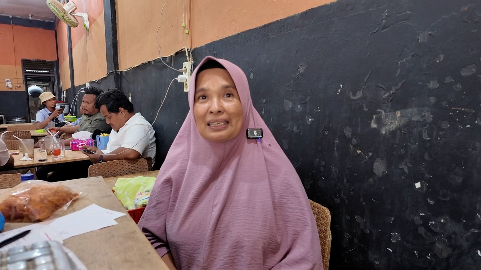 Ibu Arnis, pemilik Rumah Makan Salero Awak, yang kini mulai berjualan kembali setelah melewati masa sulit pascabencana.
