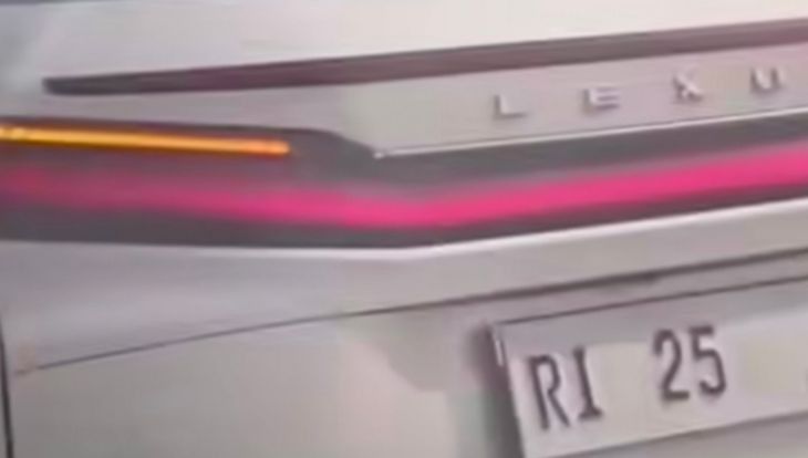 Tangkapan layar dari akun instagram @62dailydose yang memperlihatkan sebuah mobil Lexus berwarna putih dengan pelat nomor RI 25 menyelak atau menyerobot antrean di gerbang Tol Cilandak pada Senin, 29 Desember 2025. ANTARA/Instagram/@62dailydose/ilhamkausar <b>(Antara)</b>