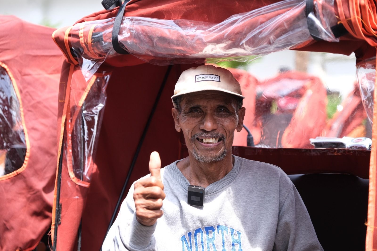 Penerima bantuan becak listrik dari Presiden Prabowo Subianto di Kabupaten Tuban, Jawa Timur.  <b>(Sekertariat Presiden)</b>