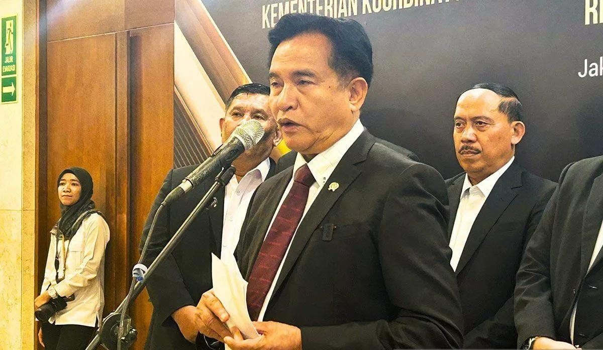 Arsip. Menko Kumham Imipas Yusril Ihza Mahendra saat memberikan keterangan kepada media dalam konferensi pers usai acara Penyampaian Rekomendasi Kebijakan Kemenko Kumham Imipas, di Jakarta, Rabu 17 Desember 2025. ANTARA/Agatha Olivia Victoria/aa. <b>(Antara)</b>