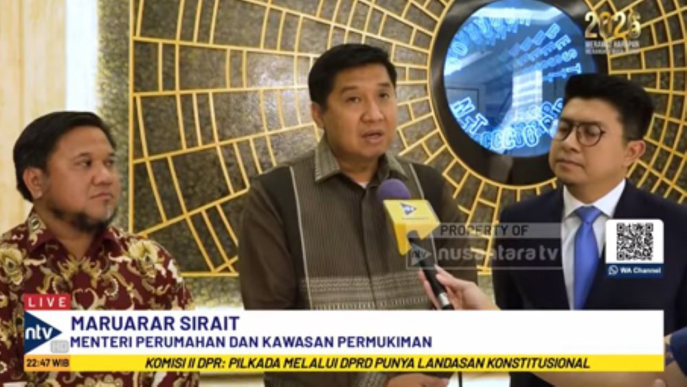 Ketua Panitia Natal Nasional 2025 sekaligus Menteri Perumahan dan Kawasan Permukiman Maruarar Sirait didampingi Pemimpin Redaksi Nusantara TV Abraham Silaban (kanan) dan Pemimpin Redaksi NTVNews.id Ismoko Widjaya