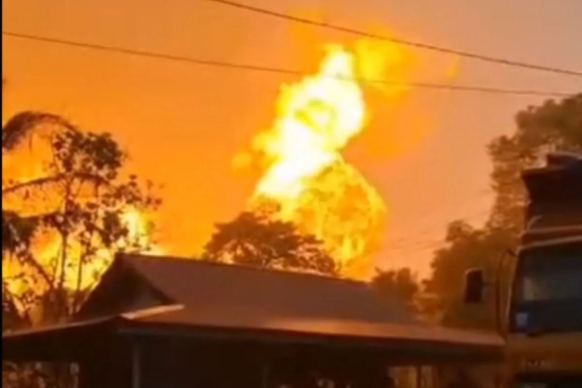 Api membumbung tinggi hingga 15 meter saat kejadian ledakan dan kebakaran akibat kebocoran pipa gas PT TGI di Inderagiri Hilir, Provinsi Riau. ANTARA/HO-Polres Inhil <b>(Antara)</b>