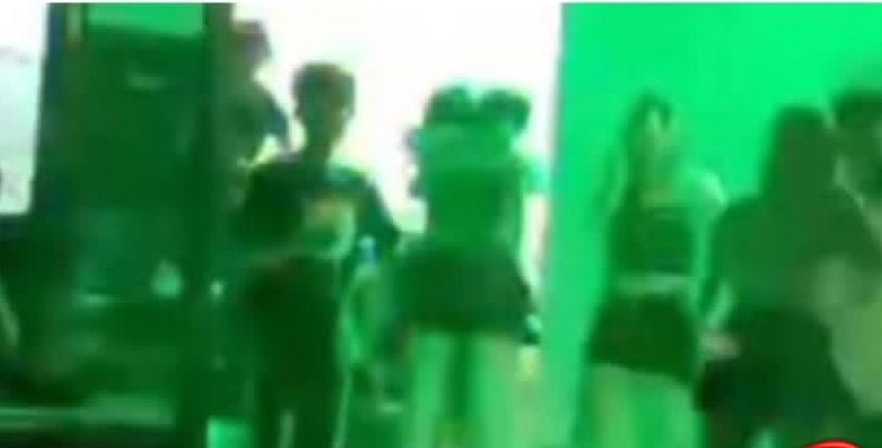 rekaman video yang menampilkan perayaan malam pergantian Tahun Baru 2026 dengan pesta minuman keras dan dugem ramai beredar di media sosial. Peristiwa itu disebut berlangsung di halaman Puskesmas Latowu, Kecamatan Batuputih, Kabupaten Kolaka Utara (K <b>(Istimewa)</b>