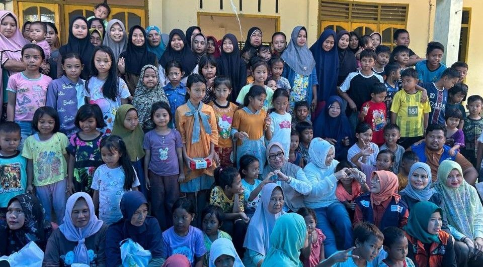 Menteri PPPA Arifah Fauzi turun langsung ke Dusun Sei Pakis, Kabupaten Langkat, Sumatra Utara, untuk memberikan dukungan psikososial serta bantuan bagi anak-anak yang terdampak banjir. (Foto: Istimewa)