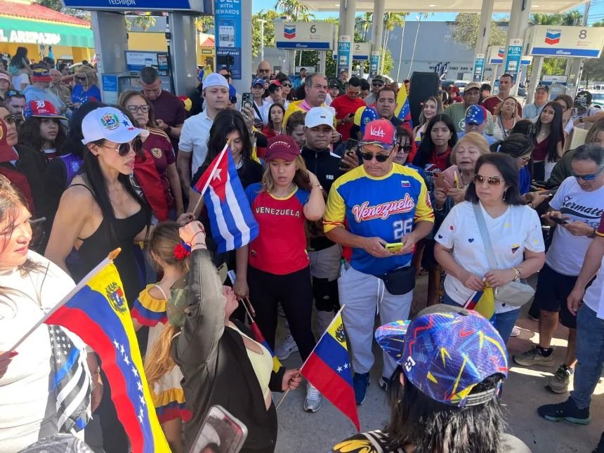 Kerumunan merayakan di sebuah stasiun bensin di Doral, Florida, Sabtu, 3 Januari 2025, setelah penangkapan presiden Venezuela. CNN <b>(CNN)</b>