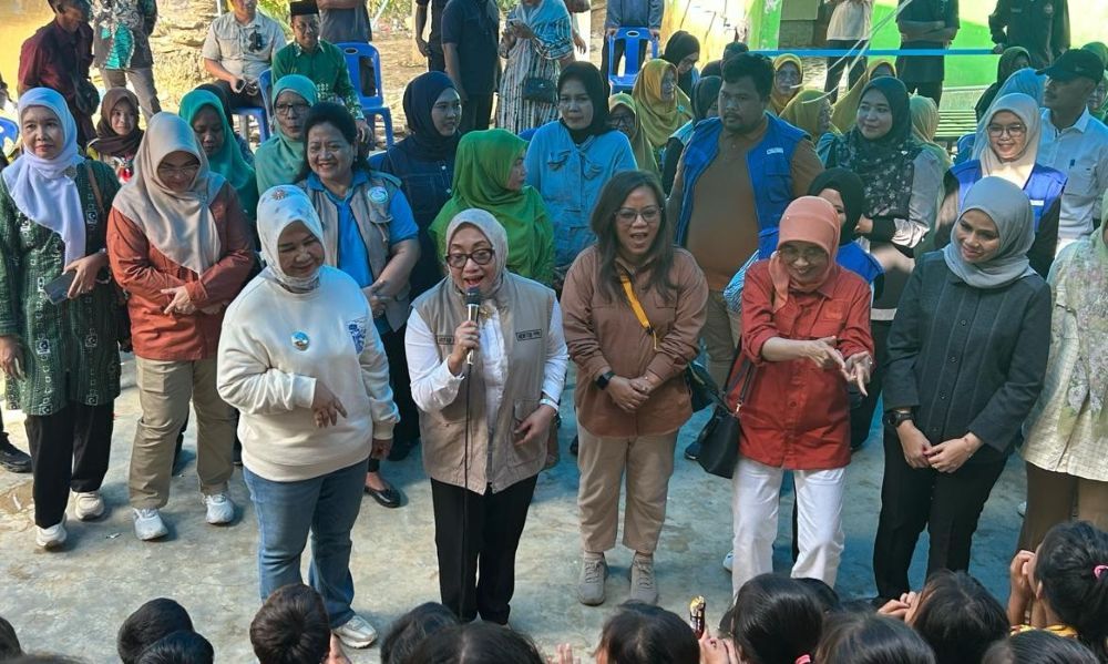 Menteri PPPA Arifah Fauzi turun langsung ke Dusun Sei Pakis, Kabupaten Langkat, Sumatra Utara, untuk memberikan dukungan psikososial serta bantuan bagi anak-anak yang terdampak banjir. (Foto: Istimewa)  