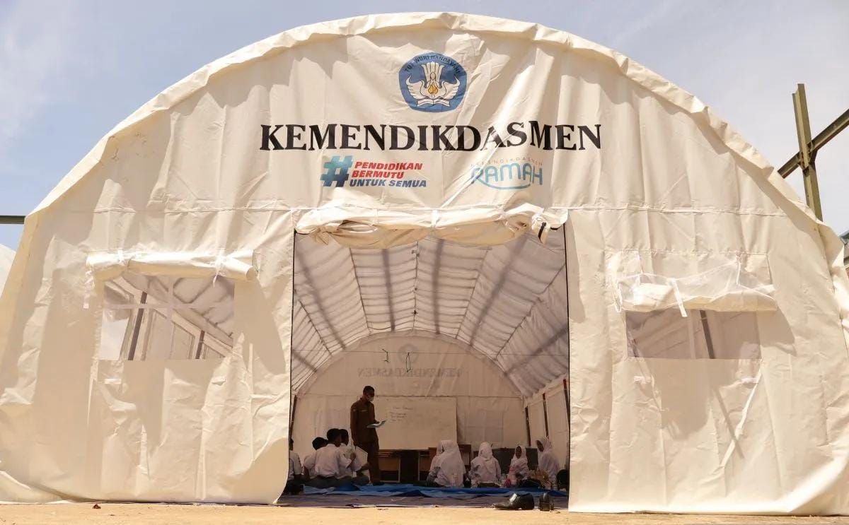 Para siswa Sekolah Menengah Atas (SMA) Negeri 12 Kota Padang Sumatera Barat melaksanakan proses belajar mengajar di tenda darurat, Senin 5 Januari 2026. ANTARA/Muhammad Zulfikar <b>(Antara)</b>