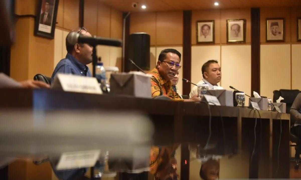 Menteri Hukum Supratman Andi Agtas (tengah) bersama Wakil Menteri Hukum Edward Omar Sharif Hiariej (kiri) dan anggota Tim Ahli KUHP Nasional Albert Aries (kanan) memberikan keterangan dalam konferensi pers terkait pemberlakuan UU KUHP, UU KUHAP, dan  <b>(Antara)</b>