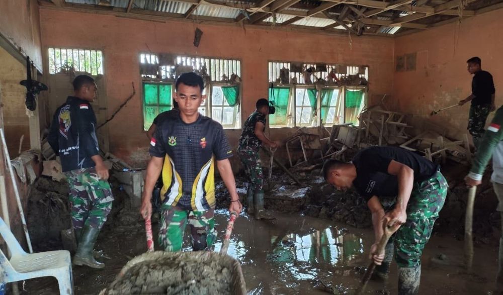 Prajurit TNI AD dari Satgas Gulbencal Yonif 115/Macan Leuser melaksanakan karya bakti membersihkan SD Negeri 04 Kuala Simpang, Minggu (4/1/2026). (Foto: Dok/Dispenad) 