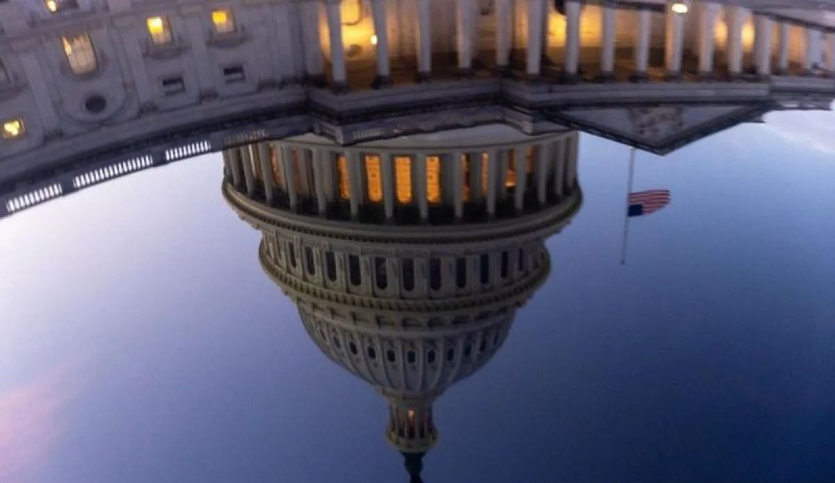 Arsip foto - Pantulan gedung Capitol terlihat dari kap mobil di Washington, D.C., Amerika Serikat, 5 November 2025. ANTARA/Xinhua/Hu Yousong/aa. <b>(Antara)</b>