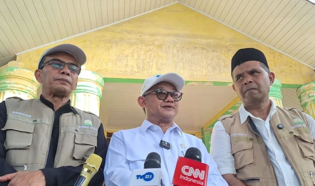 Menteri Pendidikan Dasar dan Menengah (Mendikdasmen) RI Abdul Mu'ti memberikan keterangan kepada awak media di Aceh Tamiang, Senin. ANTARA/M.Ifdhal <b>(Antara)</b>