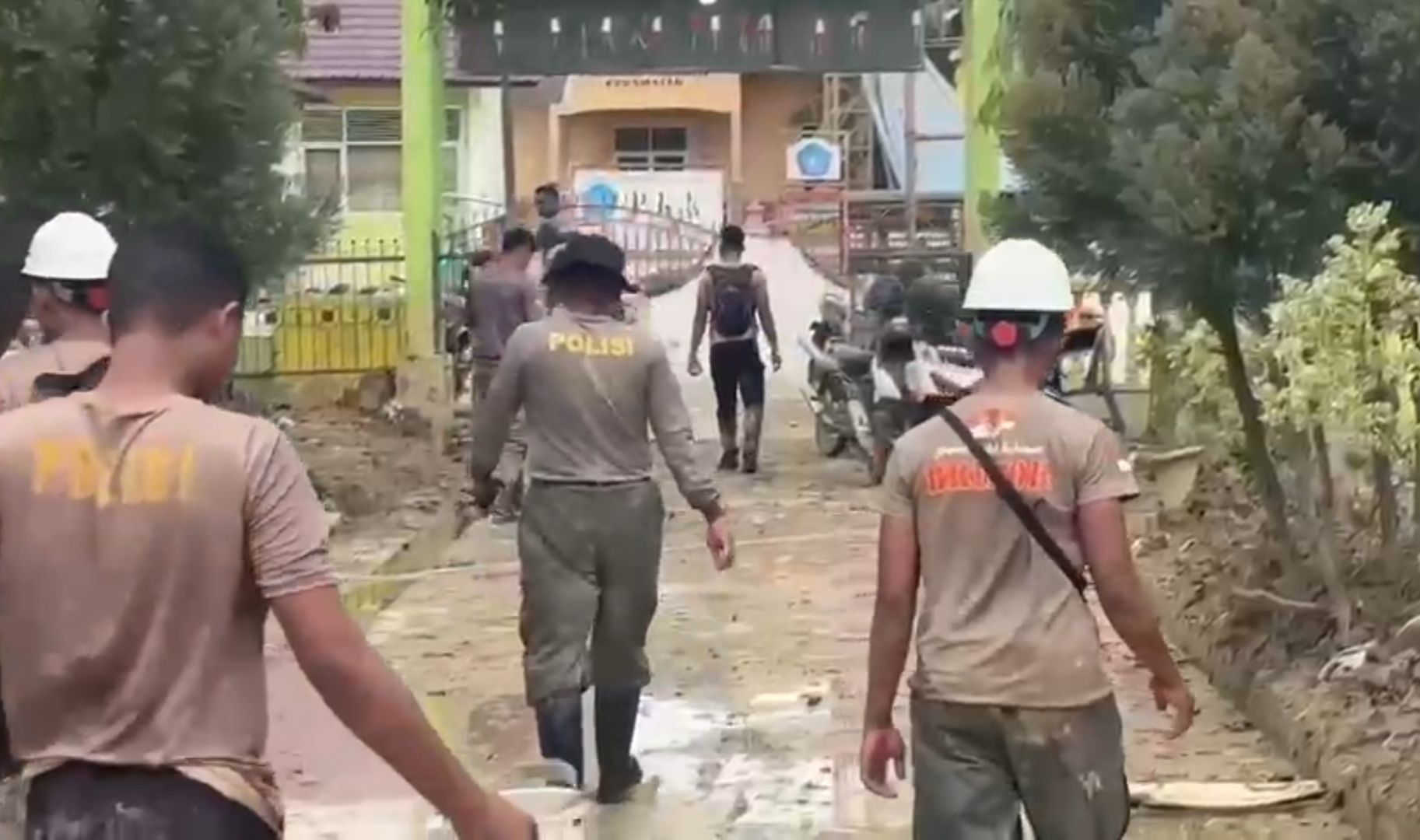 Polisi membersihkan sekolah di Aceh Tamiang. 