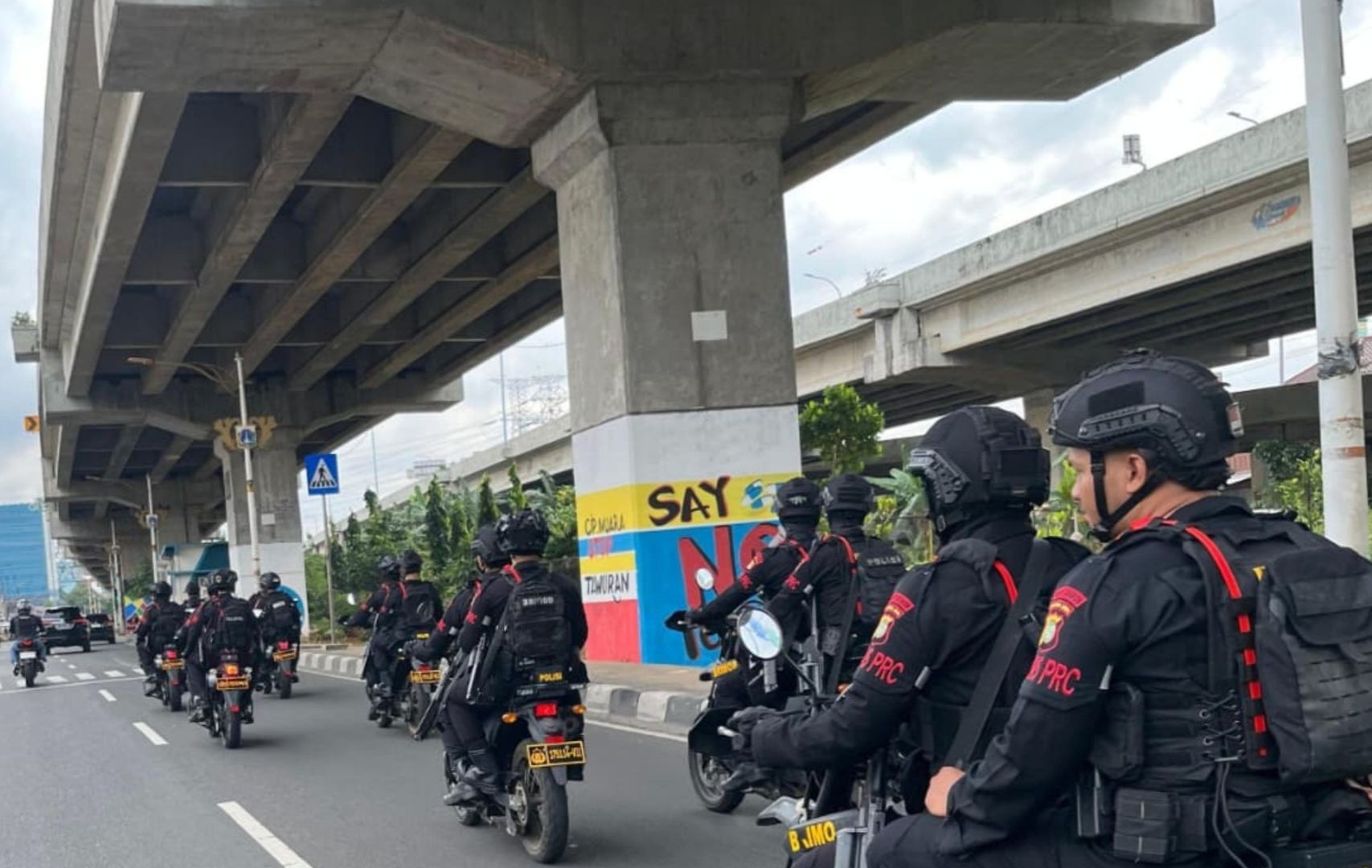 Brimob Polda Metro Jaya patroli di wilayah Cipinang Besar Selatan, Jakarta Timur. 