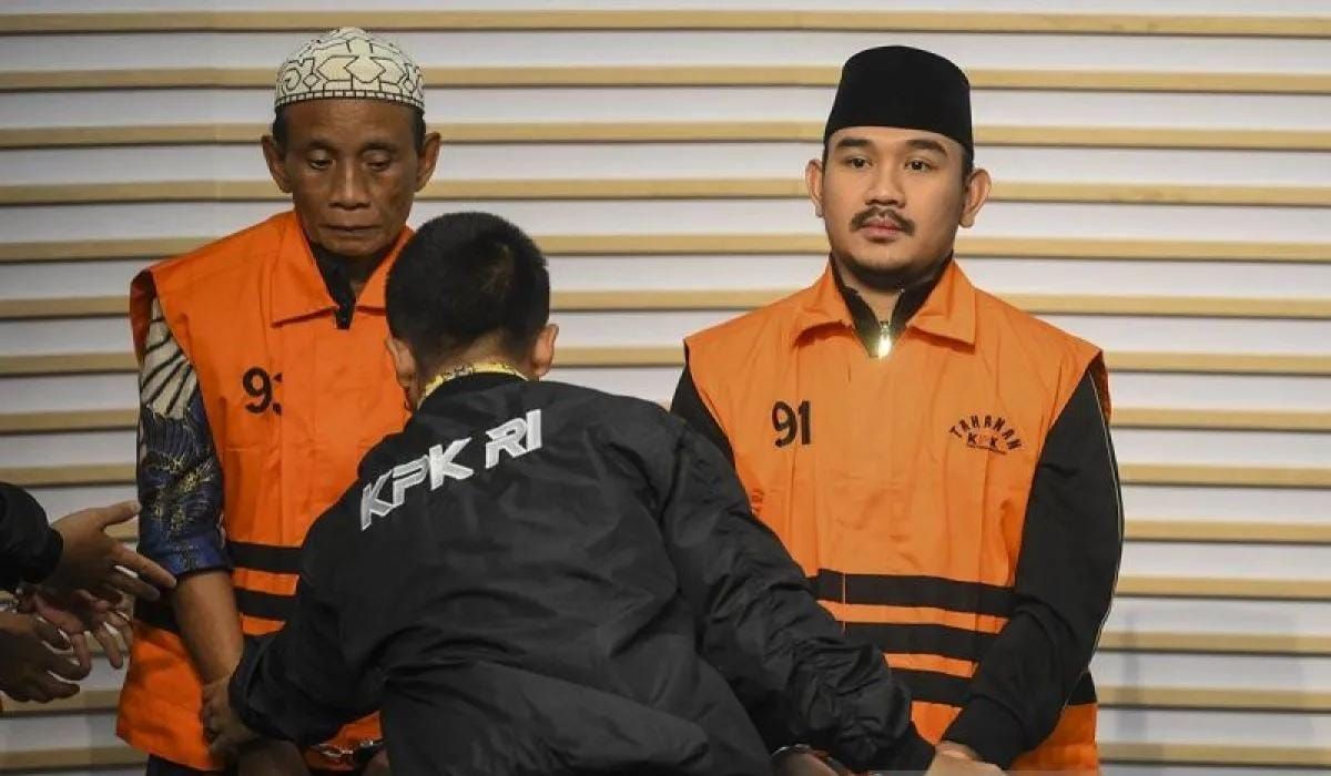 Arsip foto - Bupati Bekasi Ade Kuswara Kunang (kanan) bersama ayahnya H. M. Kunang (kiri) dihadirkan saat konferensi pers penahanan usai terjaring operasi tangkap tangan (OTT) di Gedung Merah Putih KPK, Jakarta, Sabtu 20 Desember 2025. ANTARA FOTO/Ha <b>(Antara)</b>