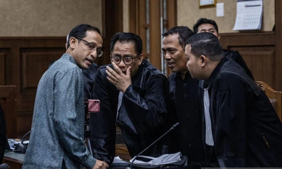 Nadiem Makarim (kiri) berbincang dengan kuasa hukumnya usai sidang pembacaan eksepsi di Pengadilan Tipikor, Jakarta, Senin (5/1/2026).  <b>(Antara)</b>