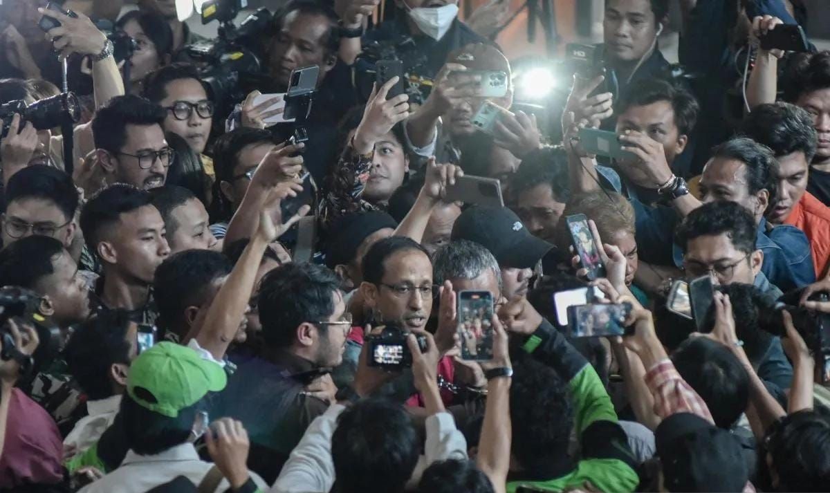Terdakwa kasus dugaan korupsi dalam digitalisasi pendidikan dan pengadaan laptop Chromebook di Kemendikbudristek tahun di 2019-2022 Nadiem Makarim (tengah) berjalan keluar ruangan usai sidang pembacaan eksepsi di Pengadilan Tipikor, Jakarta Pusat, Se <b>(Antara)</b>