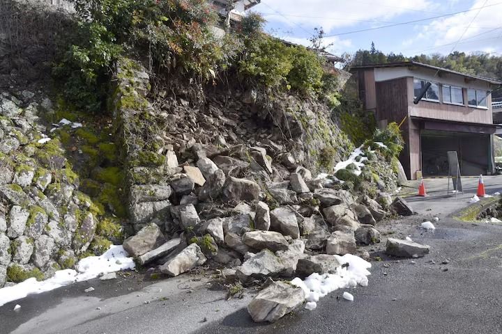 Dinding batu yang runtuh setelah gempa bumi melanda wilayah Houki, Prefektur Tottori, Jepang Barat, pada 6 Januari 2026, dalam foto yang diambil oleh Kyodo. Kyodo/via REUTERS.  <b>(REUTERS)</b>