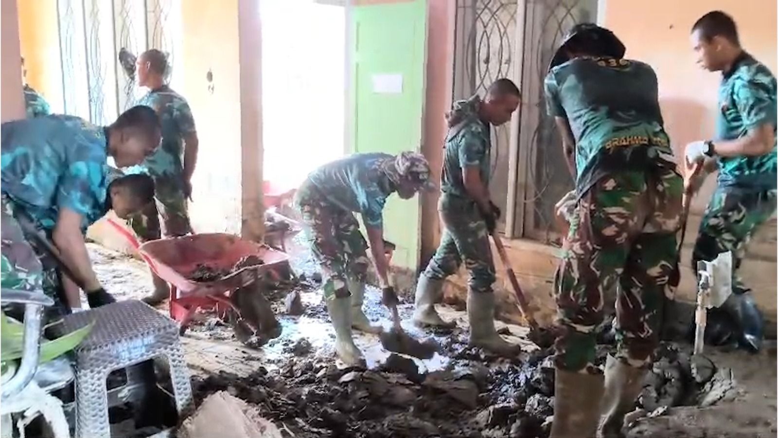 TNI, relawan, hingga warga setempat gotong royong membersihkan sisa-sisa bencana, pada Selasa, 6 Januari 2026, di Kabupaten Pidie Jaya, Aceh. <b>(Bakom RI)</b>