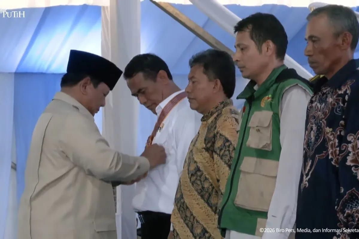 Presiden RI Prabowo Subianto menyematkan Bintang Jasa Utama kepada Menteri Pertanian Andi Amran Sulaiman atas kepemimpinan dan perannya dalam mendorong peningkatan produksi serta reformasi sektor pertanian nasional di Karawang, Jawa Barat, Rabu 7 Jan <b>(Antara)</b>