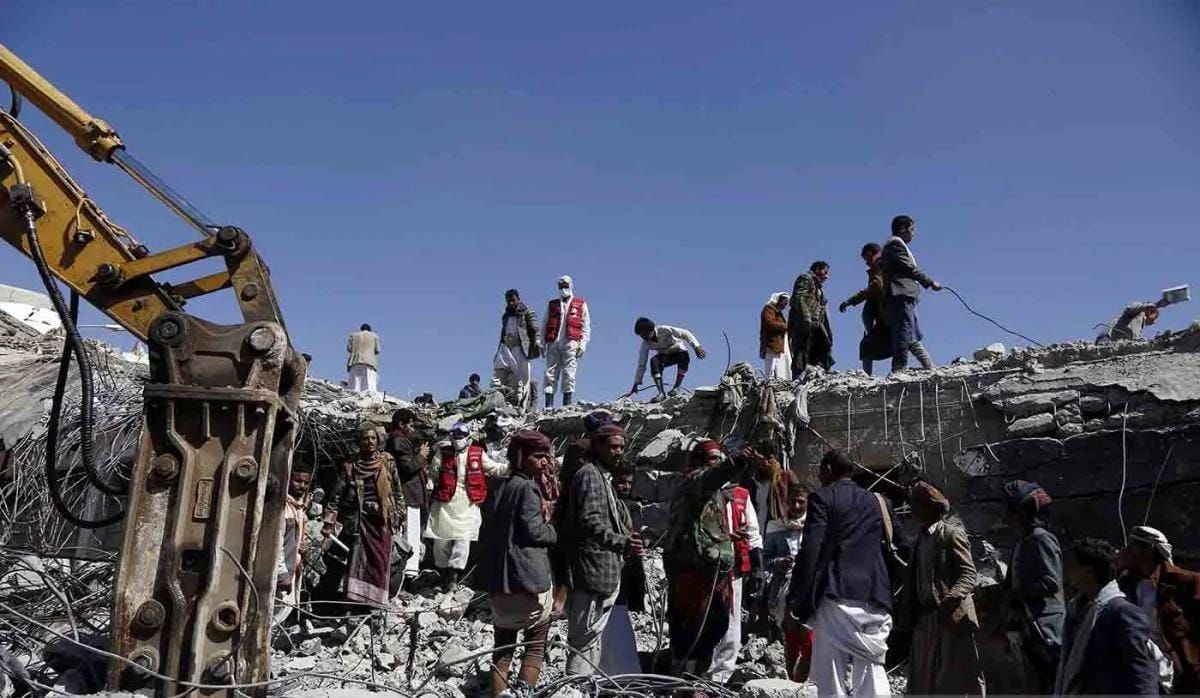 Arsip foto - Orang-orang mencari korban yang masih hidup di sebuah penjara yang hancur akibat serangan udara di Saada, Yaman, Sabtu 22 Januari 2022. ANTARA FOTO/Xinhua/Mohammed Mohammed/rwa. <b>(Antara)</b>