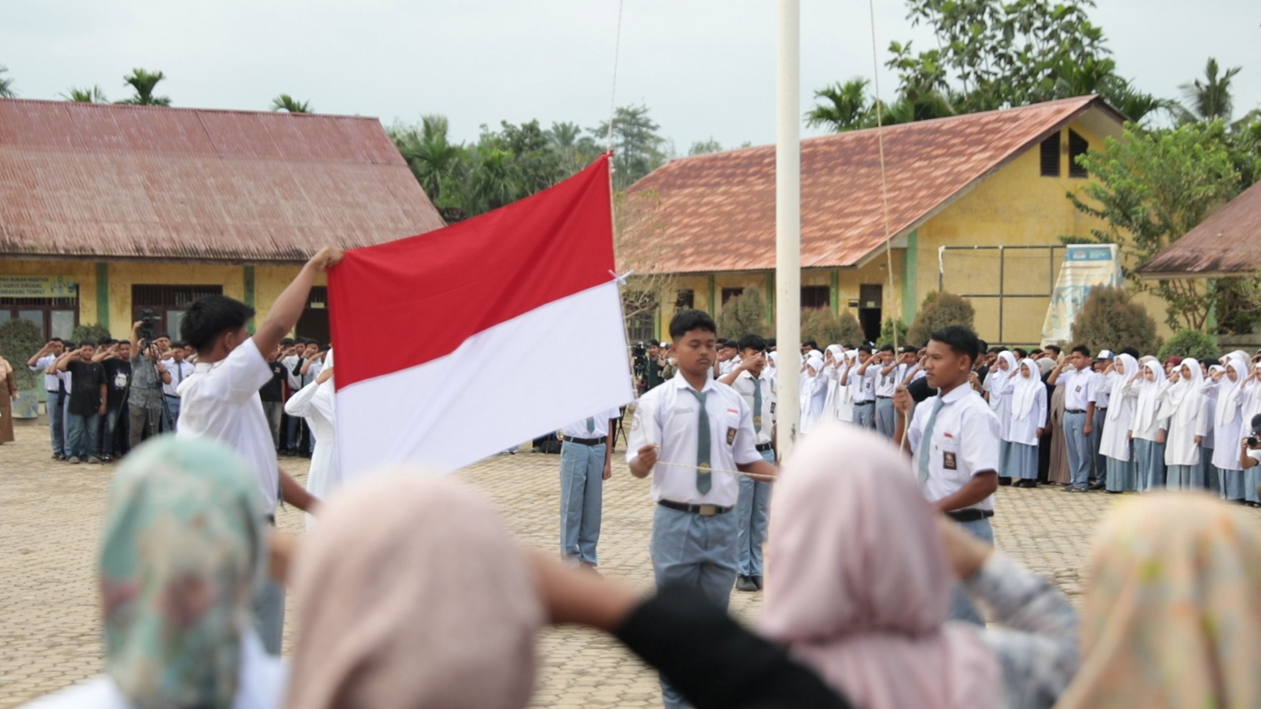 Murid-murid SMAN 4 Kejuruan Muda, Aceh Tamiang melaksanakan upacara Bendera Merah Putih pada Senin, 5 Januari 2026. <b>(Istimewa)</b>