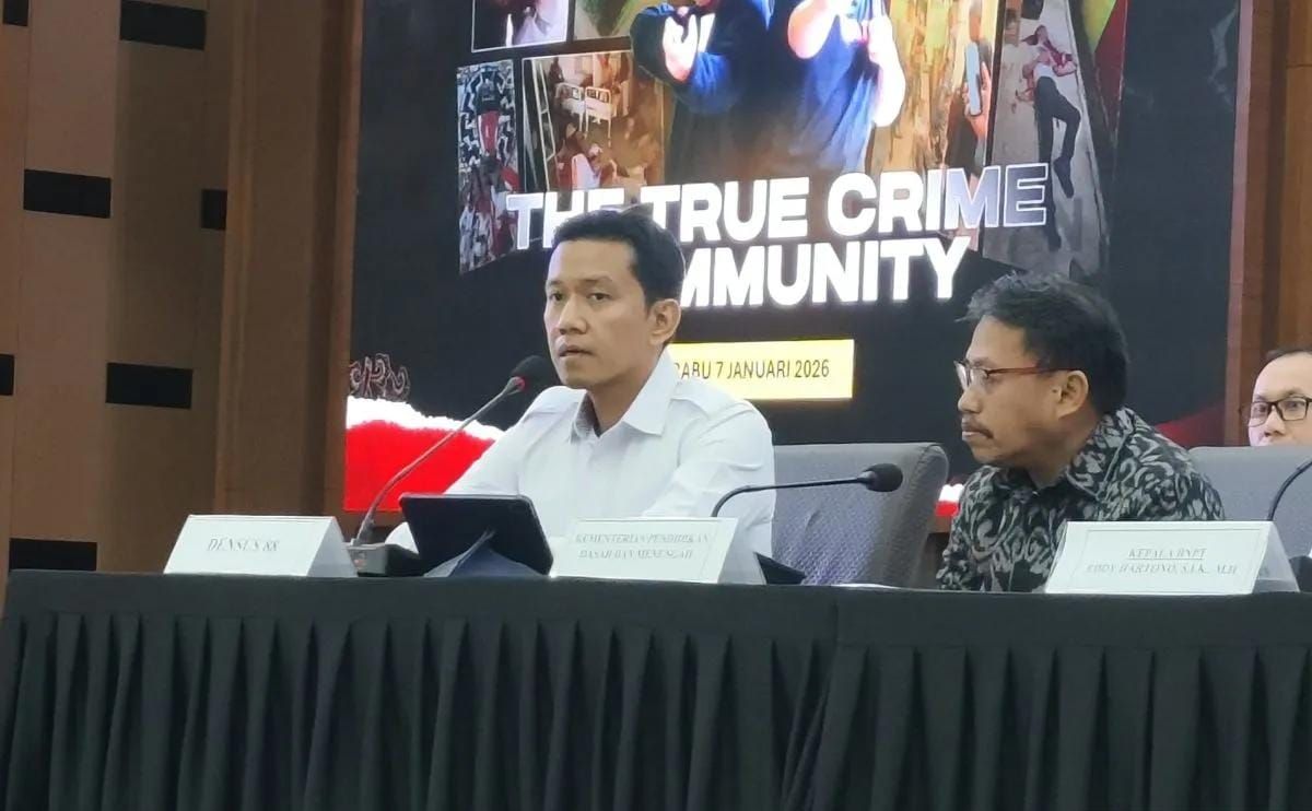 Juru Bicara Densus 88 AT Polri Kombes Pol. Mayndra Eka Wardhana (tengah) berbicara dalam konferensi pers di Gedung Bareskrim Polri, Jakarta, Rabu 7 Januari 2026. ANTARA/Nadia Putri Rahmani <b>(Antara)</b>