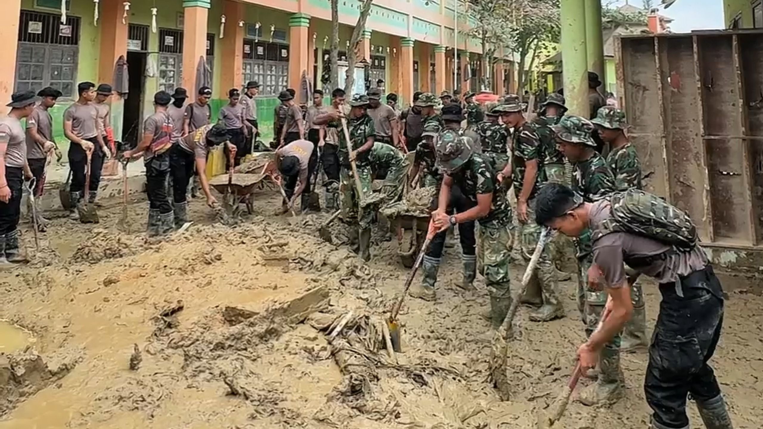 Personel TNI dan Polri bahu-membahu membersihkan lingkungan sekolah SD Negeri 1 Karang Baru di Kabupaten Aceh Tamiang. <b>(Istimewa)</b>