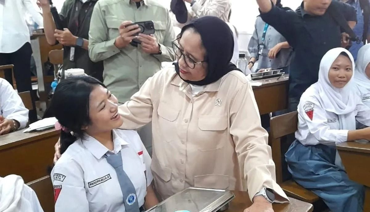 Wakil Kepala BGN Nanik Sudaryati Deyang berbincang dengan salah seorang siswa di SMK Negeri 1 Jakarta pada Kamis, 8 Januari 2026 di hari pertama MBG tahun 2026. ANTARA/Lintang Budiyanti Prameswari. <b>(Antara )</b>