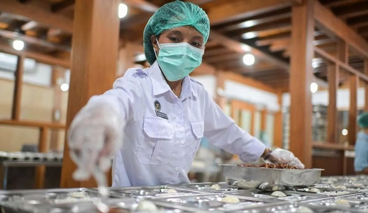 Petugas menyiapkan paket makanan bergizi gratis di Satuan Pelayanan Pemenuhan Gizi (SPPG) Kamalaputi Sumba Timur 2, Kota Waingapu, NTT, Jumat, 18 Juli 2025. ANTARA FOTO/Rivan Awal Lingga/rwa/am. <b>(Antara)</b>