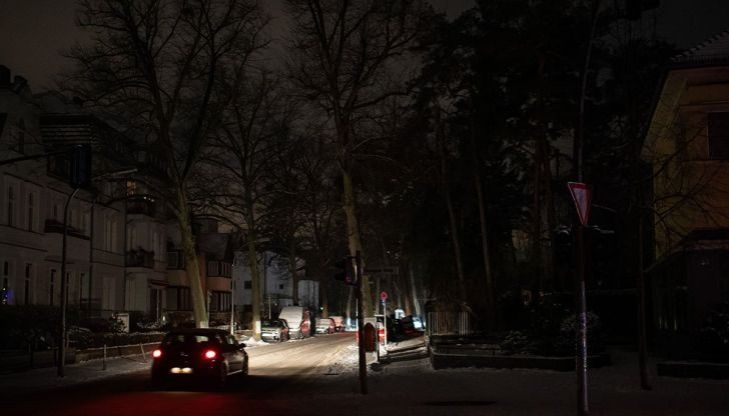 Sebuah kendaraan yang bergerak menerangi jalan saat pemadaman listrik di daerah Nikolassee di Berlin, Jerman, Selasa, 6 Januari 2026. ANTARA/Xinhua/Zhang Haofu/aa. <b>(Antara)</b>