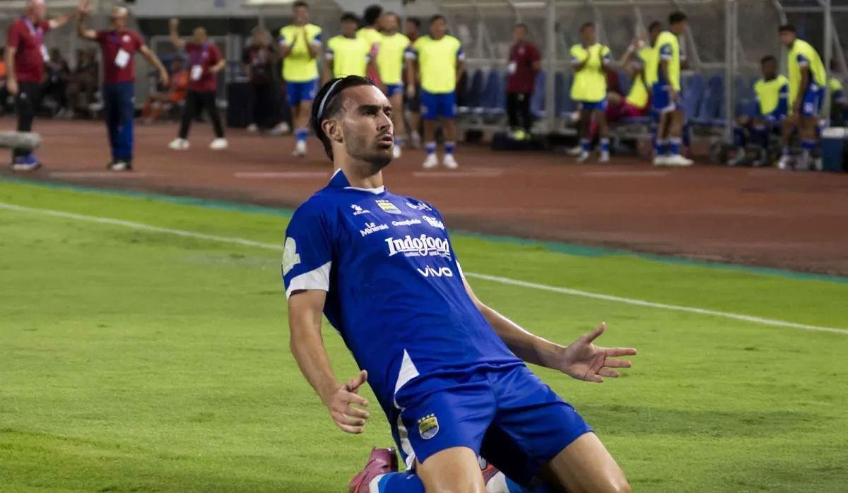 Pesepak bola Persib Bandung Andrew Patrick Jung berselebrasi usai mencetak gol ke gawang PSM Makassar pada pertandingan lanjutan BRI Super League di Stadion Gelora Bandung Lautan Api (GBLA), Bandung, Jawa Barat, Sabtu, 27 Desember 2025. Persib Bandun <b>(Antara)</b>