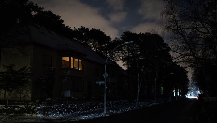 pemandangan jalan di permukiman saat pemadaman listrik di kawasan Nikolassee di Berlin, Jerman, Selasa, 6 Januari 2026. ANTARA/Xinhua/Zhang Haofu/aa. <b>(Antara)</b>