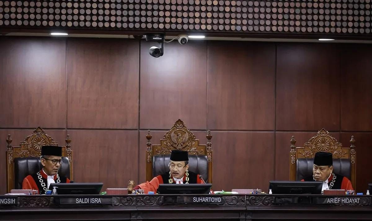 Ketua Mahkamah Konstitusi (MK) Suhartoyo (tengah) bersama Wakil Ketua MK Saldi Isra (kiri) dan Hakim Konstitusi Arief Hidayat (kanan). <b>(Antara)</b>