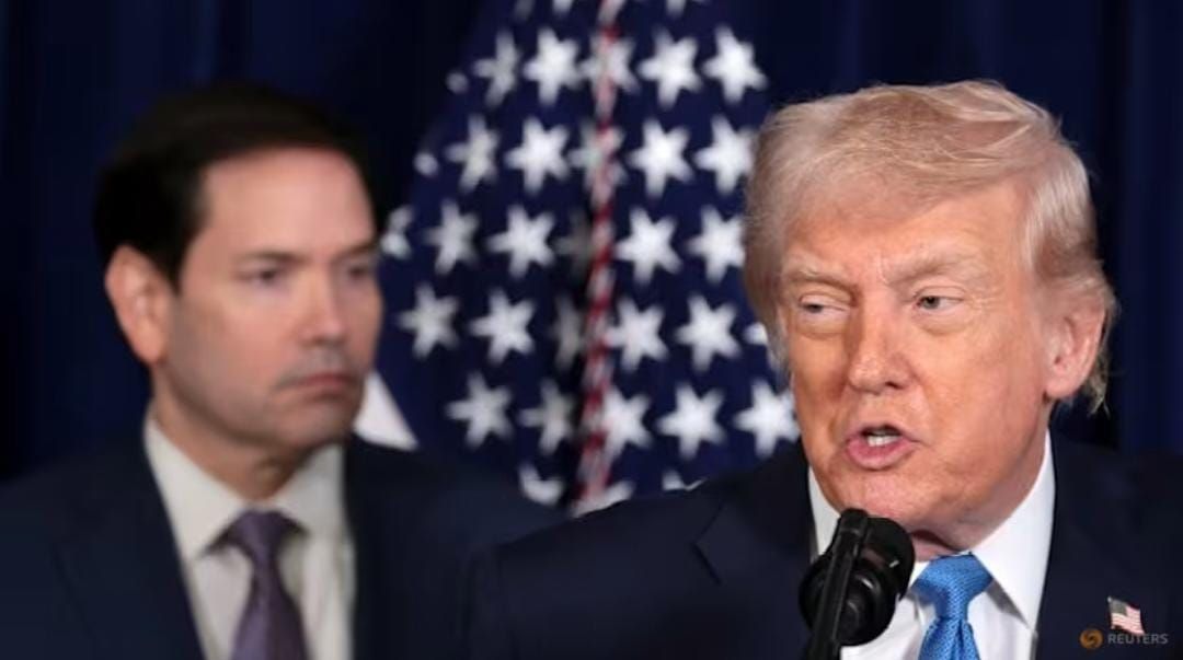 Presiden AS Donald Trump berbicara sementara Menteri Luar Negeri AS Marco Rubio memperhatikan selama konferensi pers setelah serangan AS di Venezuela, tempat Presiden Nicolas Maduro dan istrinya, Cilia Flores, ditangkap, dari klub Mar-a-Lago milik Tr <b>(CNA)</b>