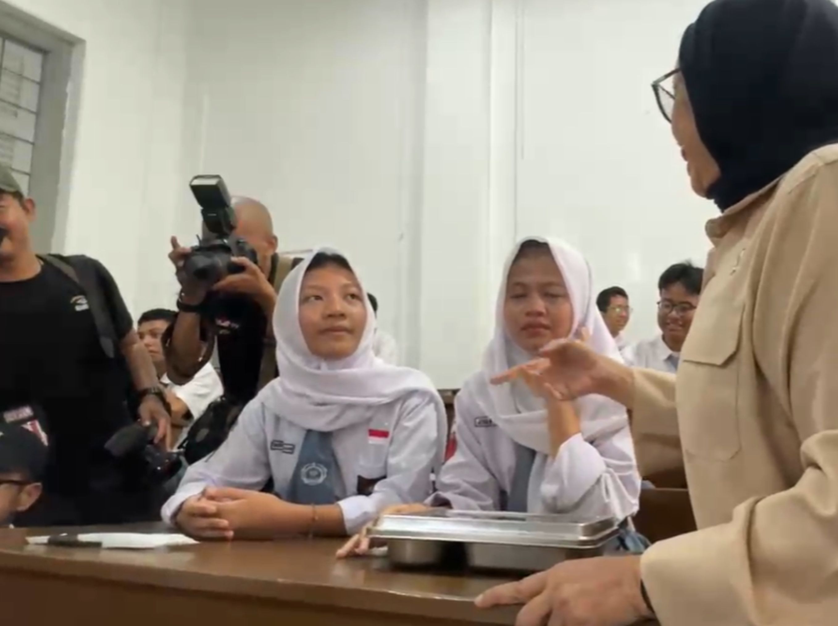 Program Makan Bergizi Gratis (MBG) dinilai tidak hanya berdampak pada pemenuhan gizi siswa, tetapi juga pada kebiasaan ekonomi mereka. Uang jajan yang sebelumnya digunakan untuk membeli makan siang kini dapat disimpan dan ditabung oleh para siswa.  Dampak tersebut terungkap saat Wakil Kepala Badan Gizi Nasional Nanik S. Deyang bersama Wakil Menteri Kesehatan Benjamin Paulus Octavianus meninjau pelaksanaan MBG di SMK Negeri 1 Jakarta pada Kamis (8/1/2025). Dalam kunjungan itu, Nanik berdialog dengan siswa terkait perubahan penggunaan uang jajan sejak adanya program MBG. <b>(dok BGN)</b>